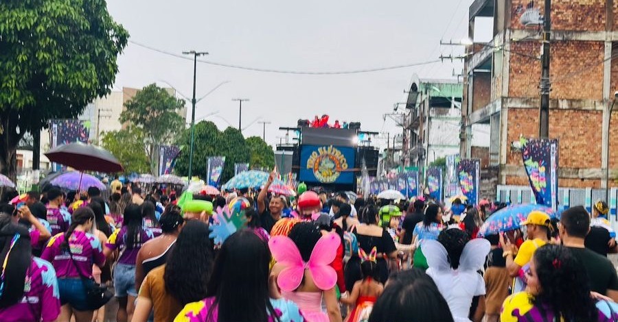 Público fantasiado, com asas de borboleta, acompanhando o desfile do Carnararos