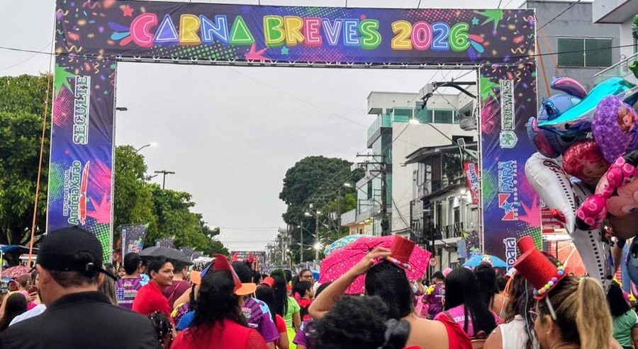 Portão de abertura escrito “Carna Breves 2026” com o público reunido na avenida