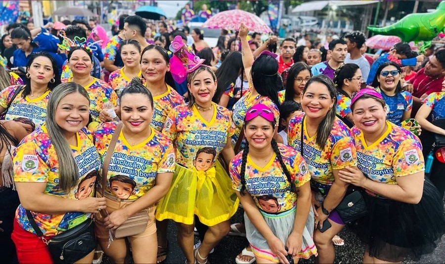 Grupo de mulheres com camisetas temáticas do Carnararos na avenida