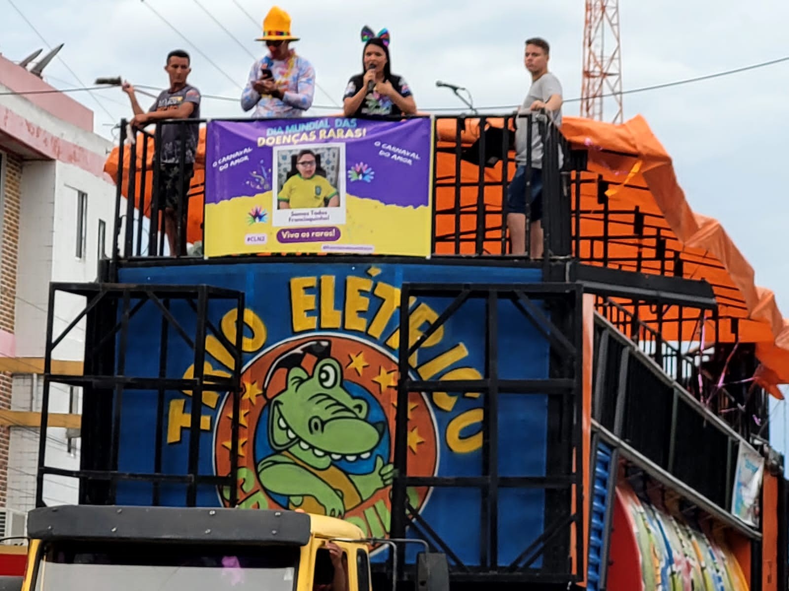 Trio elétrico com a faixa do Dia Mundial das Doenças Raras durante o Carnararos