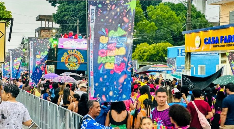 Público acompanhando a passagem do trio elétrico na avenida