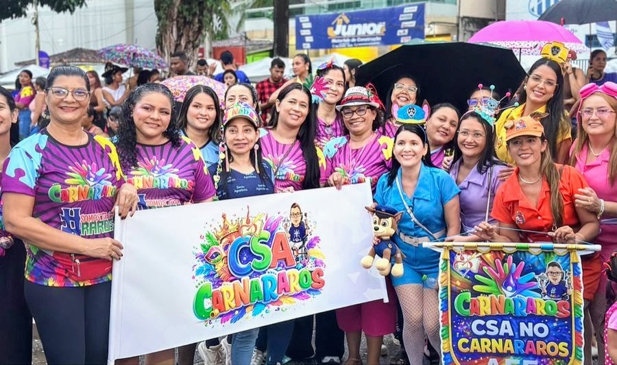 Grupo de mulheres segurando a faixa do CSA Carnararos