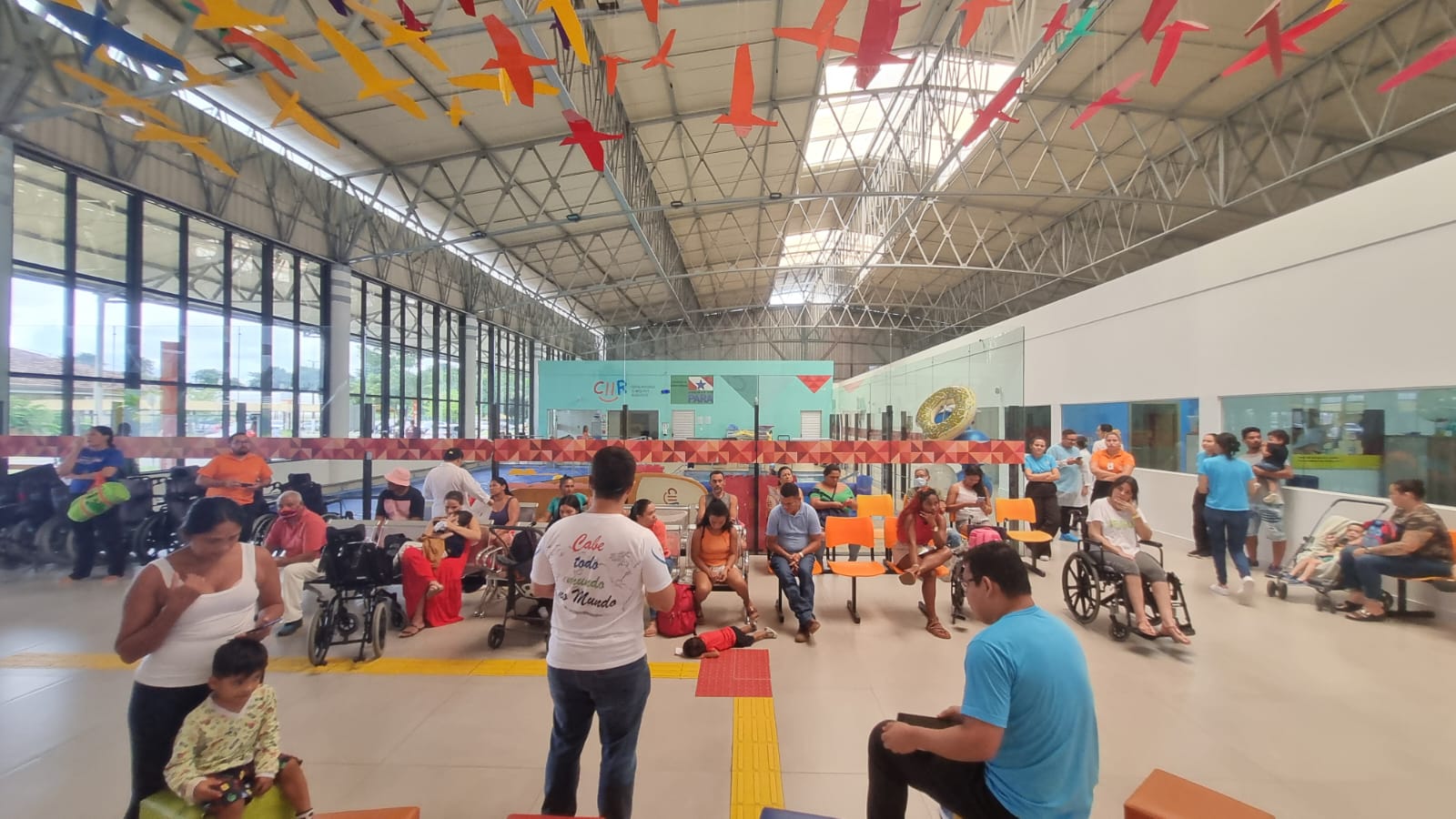 Visão ampla do saguão do CIIR com o público reunido para a palestra