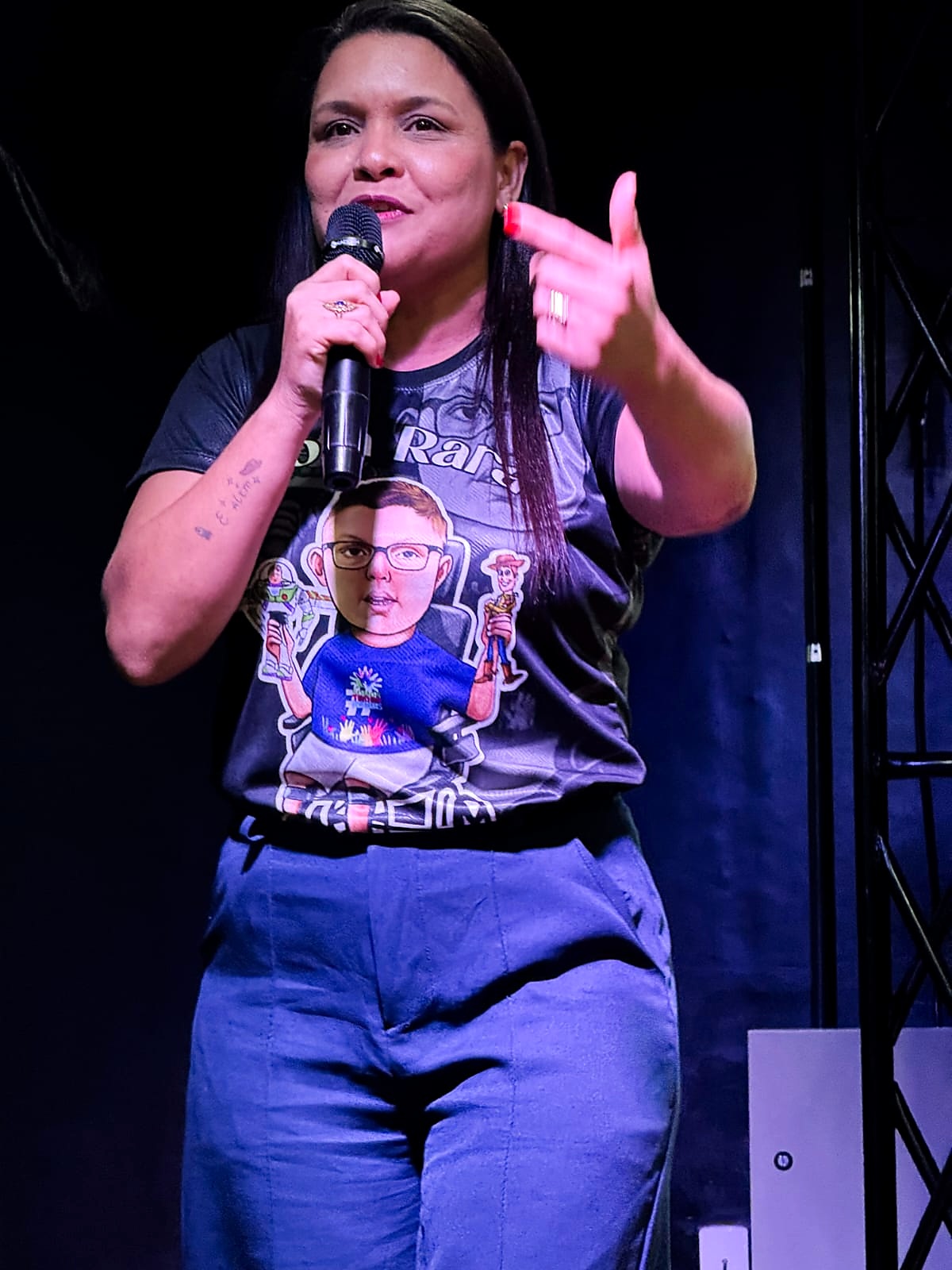 Palestrante com microfone e camiseta com a ilustração de Francisquinho